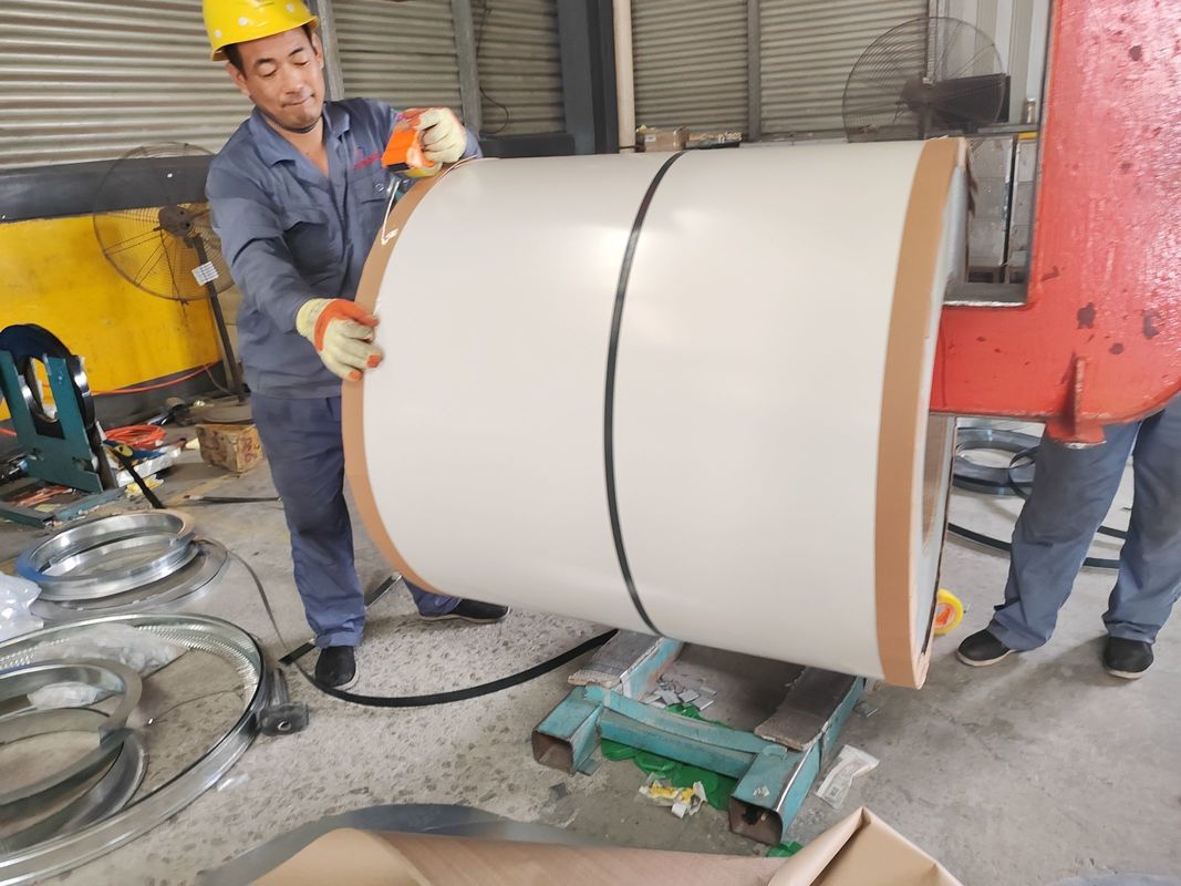 bobina de acero de color prepintada en PE con tratamiento de superficie con ácido crómico e ID de bobina de 508/610 mm para paneles de techo y pared