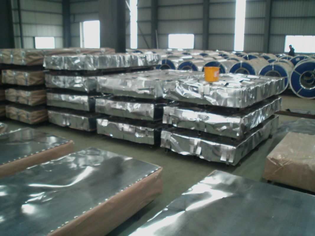 JIS SGCC / SGCH / G550 Hoja de techo galvanizado corrugado para techos y revestimientos de paredes de construcción