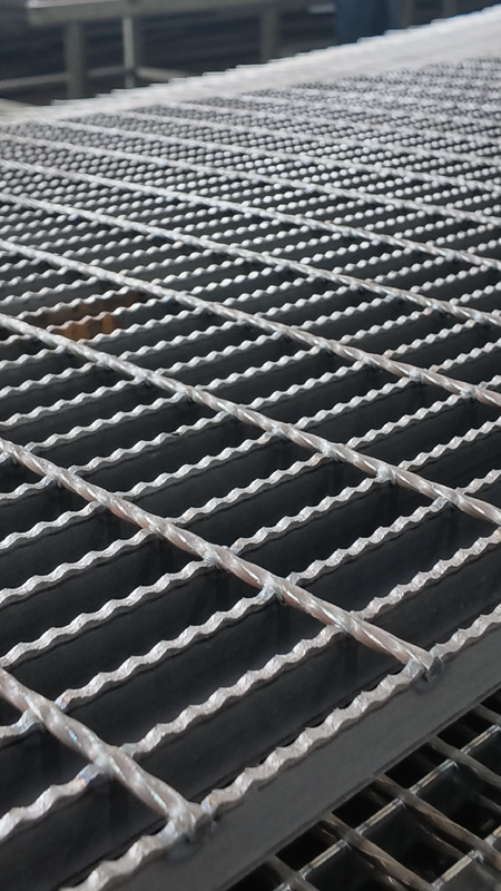 Rejilla de acero galvanizado en caliente de 25x3 mm para plataforma de estantería de almacén