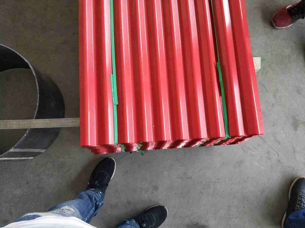 Paneles metálicos de hoja ondulada de color ligero revestidos para techos y revestimientos de paredes