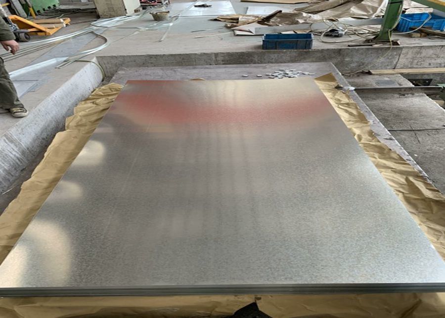 0JIS G3302 SGCC Hoja de acero galvanizado de sumersión en caliente Z40Z275 para aplicaciones de tubería y construcción