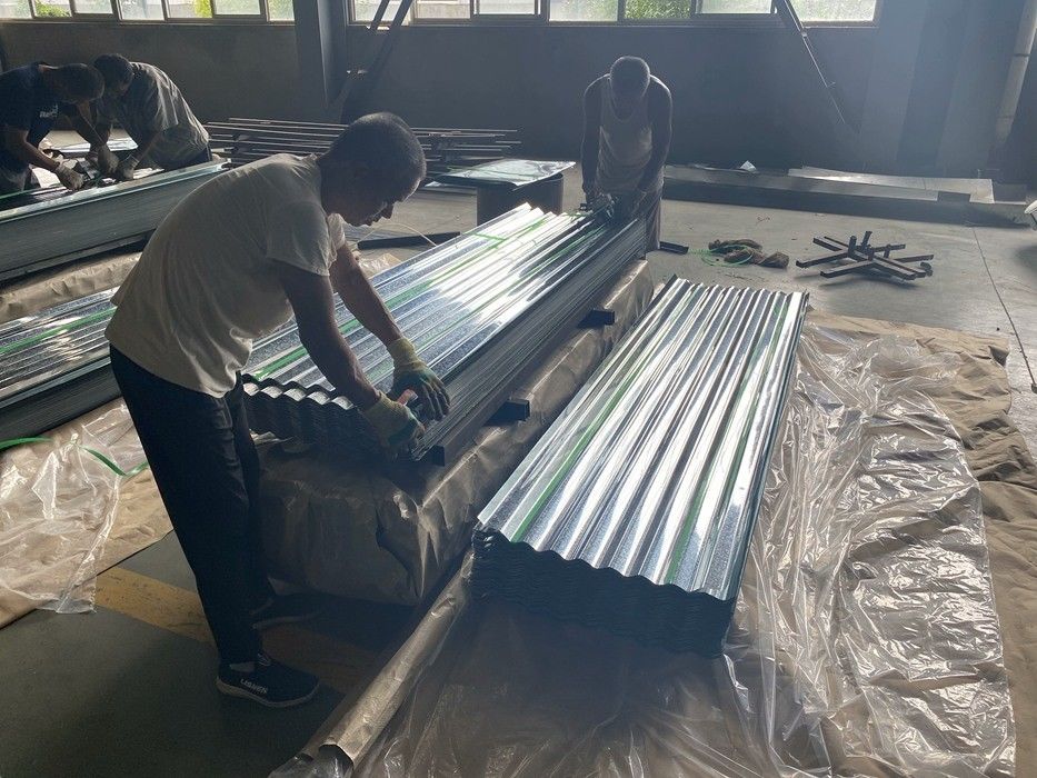 G550 Hoja de techo galvanizado corrugado con revestimiento de zinc de 40 ‰ 275 g/m2 y anchura efectiva de 1050 mm para sistemas de techo y pared